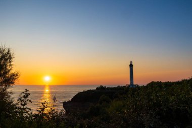 Biarritz 'deki Pointe Saint-Martin' de Deniz Feneri 'nin Arkasında Gün Batımı