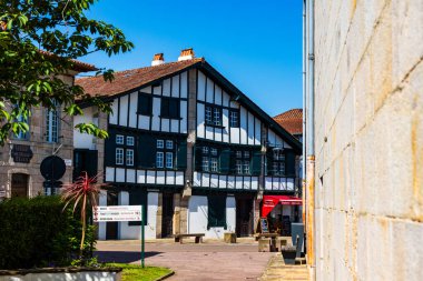 Ascain Köyündeki Geleneksel Bask İşçi Evleri