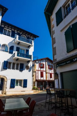 Ascain Köyündeki Geleneksel Bask İşçi Evleri