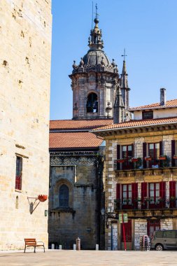 Santa Mara de la Asuncion Kilisesi 'nin çan kulesi, Hondarribia' da Nuestra Seora del Manzano olarak da bilinir.