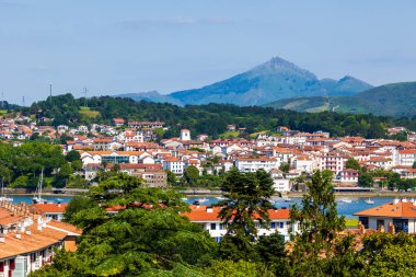 Hendaye ve La Rhune Dağlarının Panoramik Manzarası Hondarribia 'dan