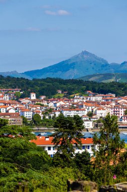Hendaye ve La Rhune Dağlarının Panoramik Manzarası Hondarribia 'dan