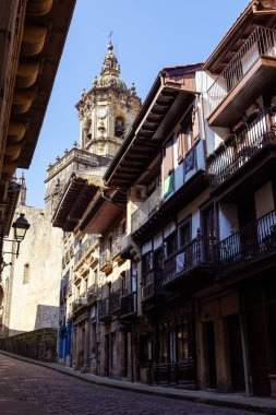 Santa Mara de la Asuncion Kilisesi 'nin çan kulesi ayrıca Nuestra Seora del Manzano olarak da bilinir.