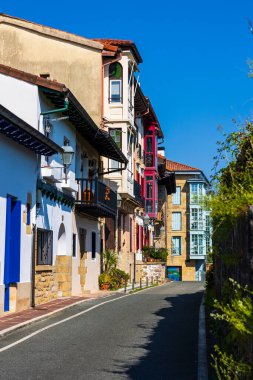 Hondarribia 'nın Ortaçağ Tarihi Merkezi' ndeki Eski Binalar Cephesi