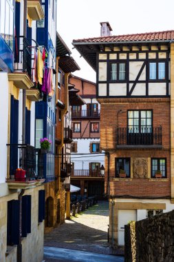 Hondarribia 'nın Ortaçağ Tarihi Merkezi' ndeki Eski Binalar Cephesi