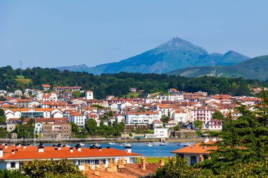 Hendaye ve La Rhune Dağlarının Panoramik Manzarası Hondarribia 'dan