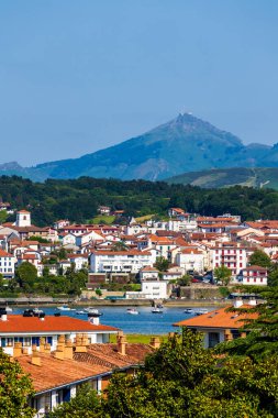 Hendaye ve La Rhune Dağlarının Panoramik Manzarası Hondarribia 'dan