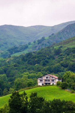 Sare Köyü 'nün etrafındaki tepelerin arasına yerleştirilmiş Bask İşçi Partisi Evleri