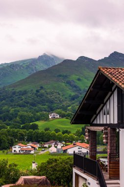 Sare Köyü 'nün etrafındaki tepelerin arasına yerleştirilmiş Bask İşçi Partisi Evleri