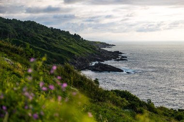 Cape Higuer 'in etrafındaki Jaizkibel Dağı' nın eteğinde Bulutlu Gök Altında Rocky Sahili