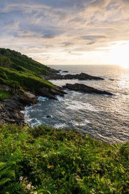 Cape Higuer 'in etrafındaki Jaizkibel Dağı' nın eteğinde Bulutlu Gök Altında Rocky Sahili