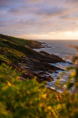 Rocky Kıyı Hattı Jaizkibel Dağı 'nın eteğinde, Higuer Burnu' nun çevresinde.