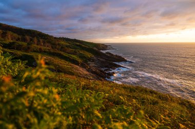 Rocky Kıyı Hattı Jaizkibel Dağı 'nın eteğinde, Higuer Burnu' nun çevresinde.