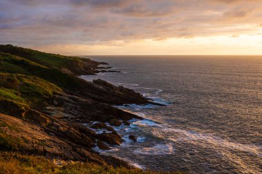 Rocky Kıyı Hattı Jaizkibel Dağı 'nın eteğinde, Higuer Burnu' nun çevresinde.