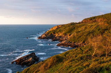 Rocky Kıyı Hattı Jaizkibel Dağı 'nın eteğinde, Higuer Burnu' nun çevresinde.