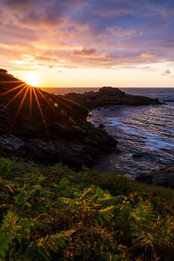 Cantabrian Denizi 'nde Günbatımı Rocky Sahili' nden Jaizkibel Dağı 'nın eteklerindeki Higuer Burnu' nun etrafındaki