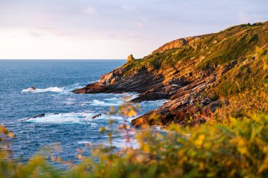 Rocky Kıyı Hattı Jaizkibel Dağı 'nın eteğinde, Higuer Burnu' nun çevresinde.