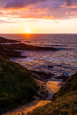 Cantabrian Denizi 'nde Günbatımı Rocky Sahili' nden Jaizkibel Dağı 'nın eteklerindeki Higuer Burnu' nun etrafındaki