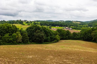 La Bastide-Clairence 'i çevreleyen Kırsal ve İşçi Partisi Evlerinin Panoramik Görünümü