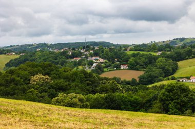 La Bastide-Clairence 'i çevreleyen Kırsal ve İşçi Partisi Evlerinin Panoramik Görünümü