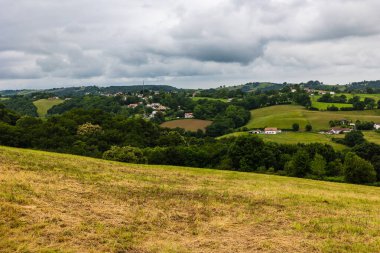 La Bastide-Clairence 'i çevreleyen Kırsal ve İşçi Partisi Evlerinin Panoramik Görünümü