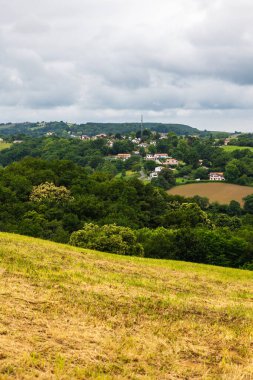 La Bastide-Clairence 'i çevreleyen Kırsal ve İşçi Partisi Evlerinin Panoramik Görünümü