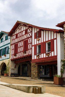 La Bastide-Clairence 'da Kemerler Meydanı' ndaki Geleneksel Bask İş Evleri