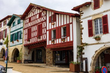 La Bastide-Clairence 'da Kemerler Meydanı' ndaki Geleneksel Bask İş Evleri