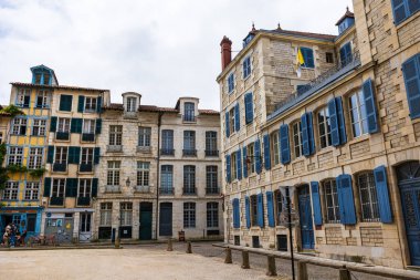 Monsenyör Vansteenberghe 'deki binalar Bayonne Katedrali' nin yanında.