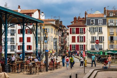 Bayonne Market Salonu ve Nive Nehri rıhtımlarındaki hareketli sokaklar