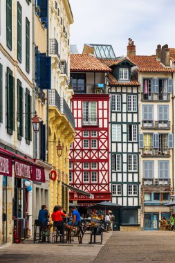 Bayonne Market Salonu ve Nive Nehri rıhtımlarındaki hareketli sokaklar