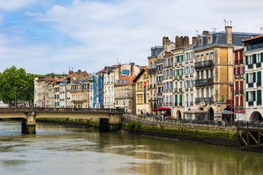 Nive Nehri boyunca Petit Bayonne 'un Renkli Yüzleri