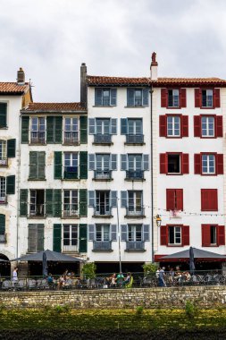 Nive Nehri boyunca Petit Bayonne 'un Renkli Yüzleri