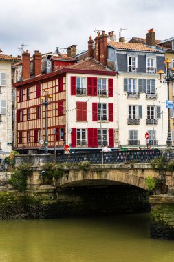 Nive Nehri boyunca Petit Bayonne 'un Renkli Yüzleri