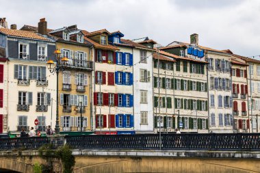 Nive Nehri boyunca Petit Bayonne 'un Renkli Yüzleri