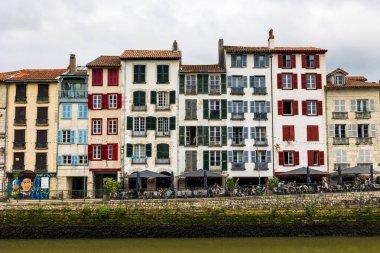 Nive Nehri boyunca Petit Bayonne 'un Renkli Yüzleri