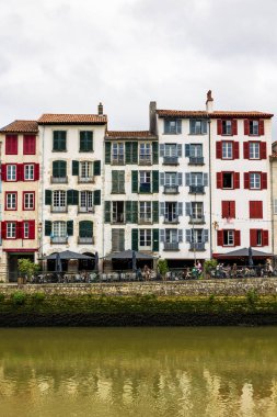 Nive Nehri boyunca Petit Bayonne 'un Renkli Yüzleri