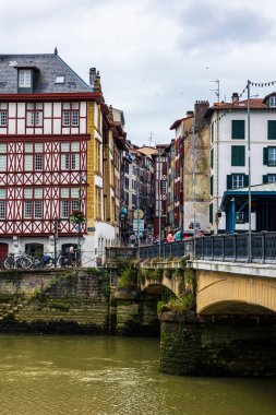 Nive Nehri kıyısındaki Vieux Bayonne 'un renkli yarı keresteli evleri