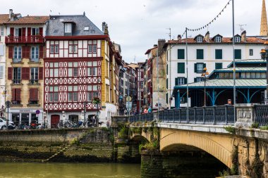 Nive Nehri kıyısındaki Vieux Bayonne 'un renkli yarı keresteli evleri