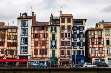 Nive Nehri kıyısındaki Vieux Bayonne 'un renkli yarı keresteli evleri