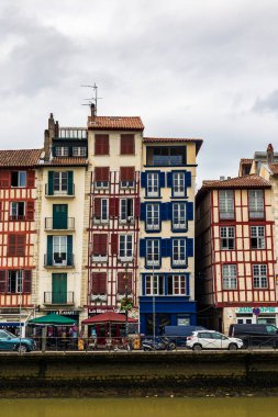 Nive Nehri kıyısındaki Vieux Bayonne 'un renkli yarı keresteli evleri