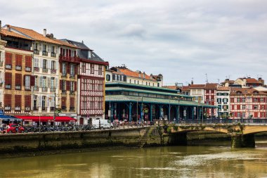 Nive kıyısındaki Bayonne Market Salonu Karşıdaki sahil manzaralı