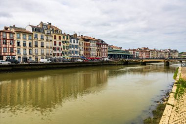 Nive kıyısındaki Bayonne Market Salonu Karşıdaki sahil manzaralı
