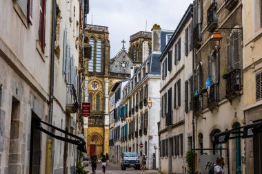 Petit Bayonne 'daki Saint-Andre Kilisesi cephesi