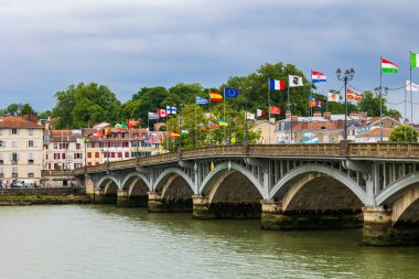 Saint-Esprit Köprüsü Bayonne 'daki Adour Nehri' ni geçiyor.