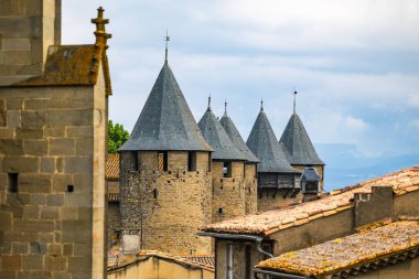 Carcassonne Kalesi 'nin surlarından bakıldığında...