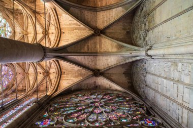 Carcassonne 'daki Saint-Nazaire Bazilikasının İçinden Parlak Gül Penceresi