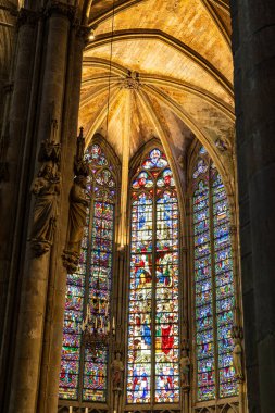 Carcassonne 'daki Saint-Nazaire Bazilikasının İçinden Lekeli Maymun Camı