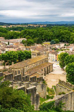 Cite de Carcassonne 'un Aude Kapısı' nın eteğindeki bölge. Viollet-le-Duc 'ın Saint-Gimer Kilisesi' nin çevresi.