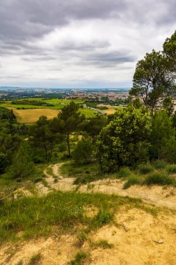 Şehrin dışındaki tepelerden Cite de Carcassonne 'un panoramik görüntüsü